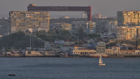 Escena-Del-Paseo-Marítimo-De-Lisboa-Al-Atardecer-Portugal