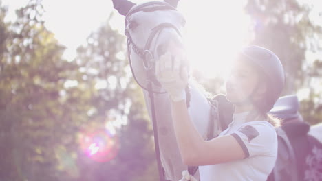 La-Mujer-Tiene-Un-Amigo-Caballo,-Ella-Acaricia-Su-Caballo-Y-Eso-Muestra-Amor,-Cuidado-Y-Verdadera-Amistad.