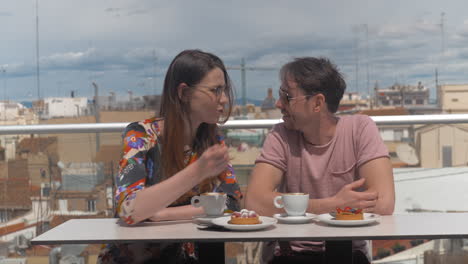 Una-Pareja-En-Una-Cafetería-Al-Aire-Libre-En-Un-Día-Soleado