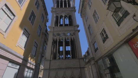 Los-Turistas-Quieren-Dar-Un-Paseo-En-El-Ascensor-De-Santa-Justa-En-Lisboa,-Portugal.