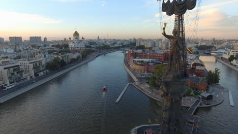 Vista-Aérea-Del-Monumento-A-Pedro-El-Grande