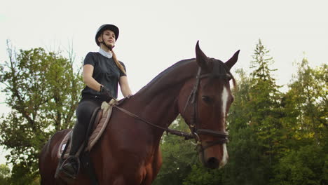 Esta-Es-La-Mejor-Visión-De-La-Equitación-Profesional.-La-Mujer-Monta-Su-Caballo-Para-Disfrutar-De-Las-Maravillosas-Emociones-De-Su-Hobby.