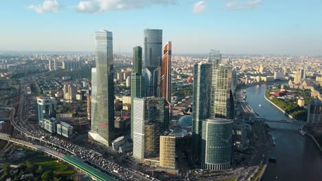 Luftaufnahme-Des-Stadtbildes-Von-Moskau,-Russland,-Mit-Geschäftszentrum,-Verkehr-Und-Fluss