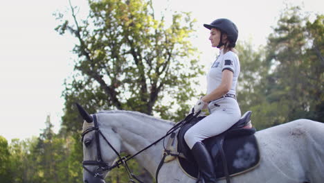 Professional-horsewomen-is-riding-on-her-horse.-She-has-a-strong-horseback-riding-skills.