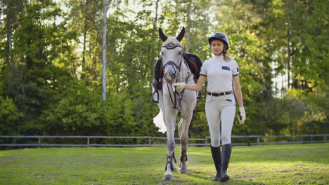 Mujer-Con-Su-Caballo-Caminando-En-La-Naturaleza-Antes-Del-Entrenamiento-Profesional-En-El-Club-De-Caballos.-Gran-Pasatiempo-Para-Una-Vida-Increíble.