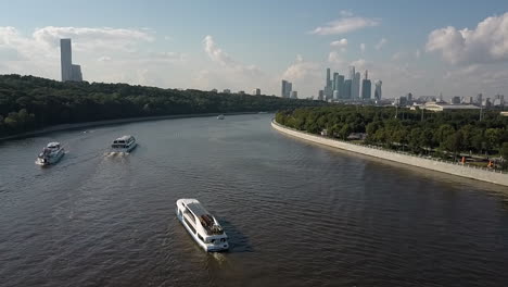 Der-Sommerfluss-Moskwa-Mit-Vielen-Schiffen