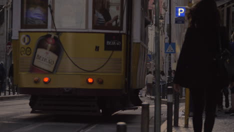 Retro-Straßenbahn-28-Auf-Dem-Weg-In-Lissabon,-Portugal