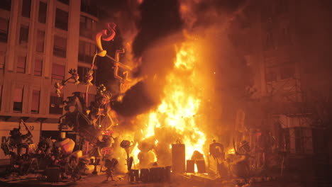 Brennende-Falla-In-Der-Straße-La-Crema-In-Der-Letzten-Nacht-Der-Fallas-In-Valencia