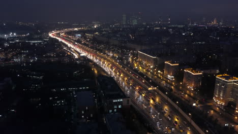 Volando-Sobre-Una-Carretera-De-La-Ciudad-De-Noche