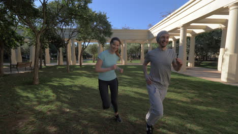 Pareja-Corriendo-Todos-Los-Días-Por-La-Mañana