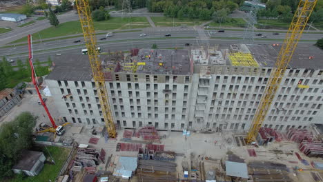 Una-Vista-Aérea-De-Un-Sitio-De-Construcción-Al-Lado-De-La-Carretera