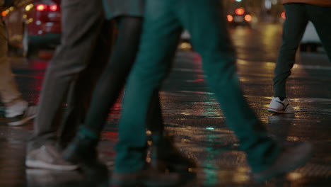 Gente-Cruzando-La-Calle-Después-De-La-Lluvia-Vista-Nocturna