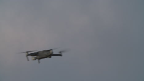 Quadrocopter-Volando-Contra-El-Cielo-Nocturno