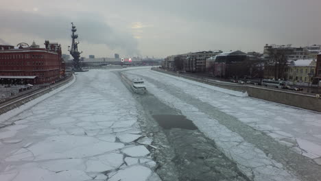 Die-Winterliche-Moskauer-Stadtlandschaft-Mit-Einem-Zugefrorenen-Moskauer-Fluss