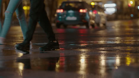 Tráfico-De-Personas-Y-Vehículos-En-Las-Calles-De-La-Ciudad-Nocturna.