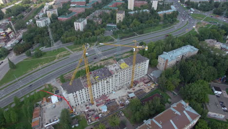 Vista-Aérea-Del-Edificio-De-Apartamentos-En-Construcción-En-La-Carretera-De-Moscú