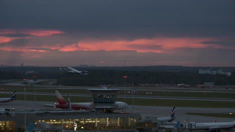 Despegue-Del-Avión-Al-Anochecer