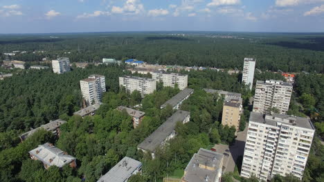 Una-Vista-Aérea-De-Edificios-Residenciales-De-Varios-Pisos-Ahogados-En-Copas-De-árboles-Verdes