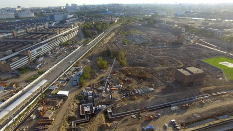 Una-Vista-Aérea-De-Un-Enorme-Sitio-De-Construcción-Cerca-De-La-Zona-Industrial