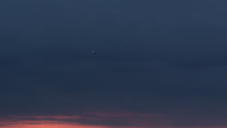 Un-Avión-Sobre-El-Fondo-Del-Amanecer