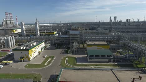 Una-Vista-Aérea-De-Las-Unidades-De-Una-Refinería-De-Petróleo-Bajo-El-Cielo-Soleado.