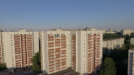 Volando-Lejos-De-Un-Distrito-Residencial