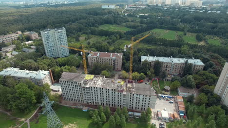 Luftaufnahme-Eines-Im-Bau-Befindlichen-Mehrfamilienhauses-Und-Sommerliches-Moskauer-Stadtbild