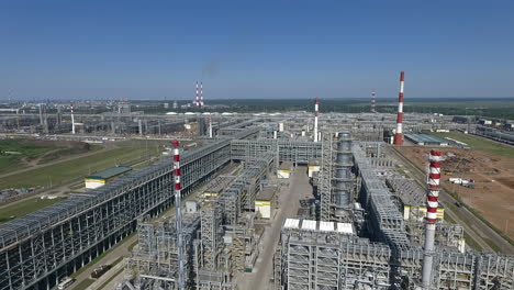 Una-Vista-Aérea-Del-Enorme-Sistema-De-Tuberías-Como-Parte-De-Una-Gran-Refinería-De-Petróleo.