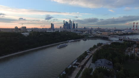 Un-Río-De-La-Ciudad-Con-Rascacielos-Lejos