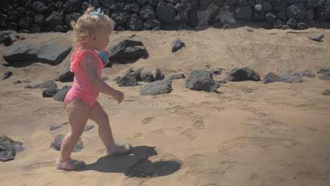 Kleines-Mädchen,-Das-Am-Strand-Spaziert