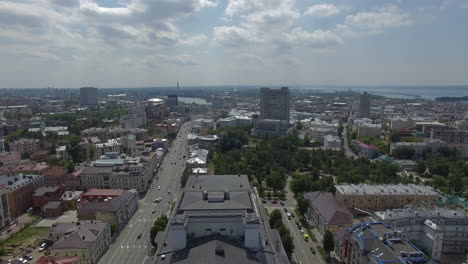 Eine-Luftaufnahme-Einer-Sonnigen-Stadtlandschaft-In-Der-Nähe-Des-Großen-Flusses