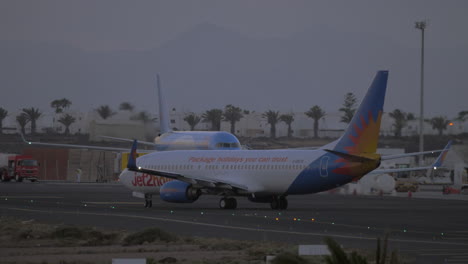 Flughafen-Lanzarote-Am-Abend-Aussteigen-Und-Flugverkehr