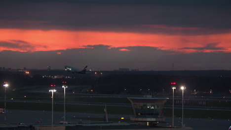 Avión-De-Pasajeros-De-Aeroflot-Que-Sale-Al-Anochecer-Rusia