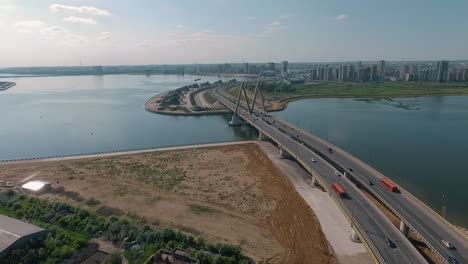 Escena-Aérea-De-Verano-De-Kazán-Con-Tráfico-En-El-Puente-Del-Milenio-Rusia