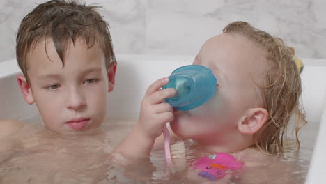 Niño-Con-Hermana-Menor-Jugando-En-El-Baño