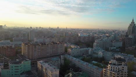 Una-Vista-Urbana-Aérea-De-Un-Día-Soleado-En-Moscú.