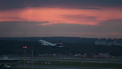 Abflug-Des-Verkehrsflugzeugs-In-Der-Abenddämmerung-Aeroflot-Flugzeug-Verlässt-Den-Flughafen-Scheremetjewo