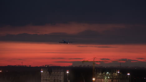 Ein-Flugzeug-Am-Roten-Himmel