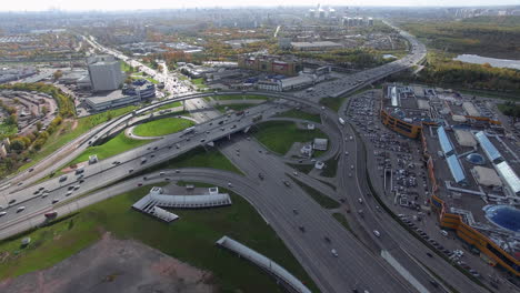 Una-Vista-Aérea-De-Un-Paisaje-Urbano-Soleado-Con-Un-Cruce-De-Carreteras-En-El-Medio