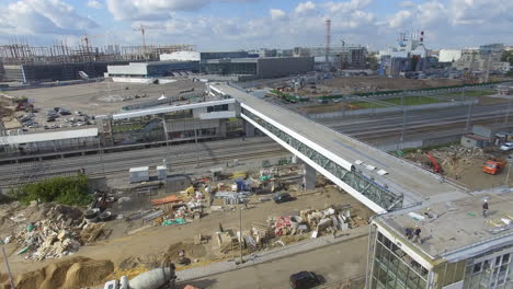 Construcción-De-Una-Nueva-Y-Moderna-Estación-De-Tren-En-Las-Afueras-De-La-Ciudad-Vista-Aérea