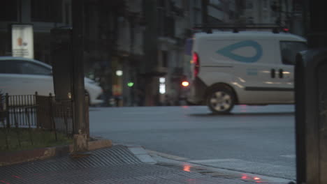 People-crossing-the-street-evening-view