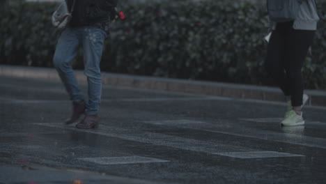 People-crossing-road-under-the-rain