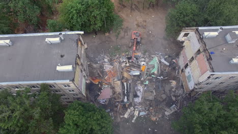 Demolición-De-Edificios-Con-Maquinaria-Vista-Aérea-De-Las-Ruinas-De-La-Casa