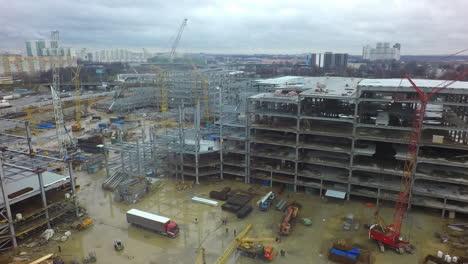 Eine-Riesige-Baustelle-Nach-Regen