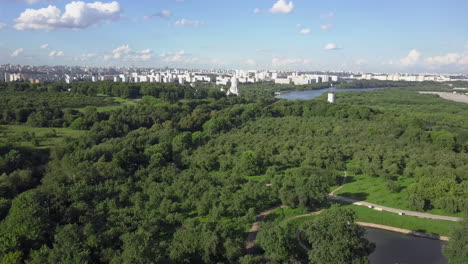 Una-Vista-Aérea-De-Un-Gran-Parque-Verde