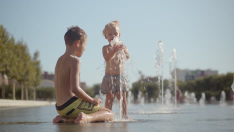 Niños-Jugando-Con-Una-Fuente-De-Chorro-Para-Refrescarse-En-El-Calor.