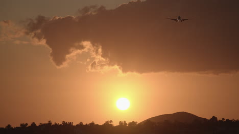 Abendhimmel-Mit-Goldener-Sonne-Und-Fliegendem-Flugzeug