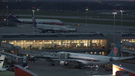 Abendansicht-Des-Flughafens-Scheremetjewo-Mit-Aeroflot--Und-China-Southern-Flugzeugen