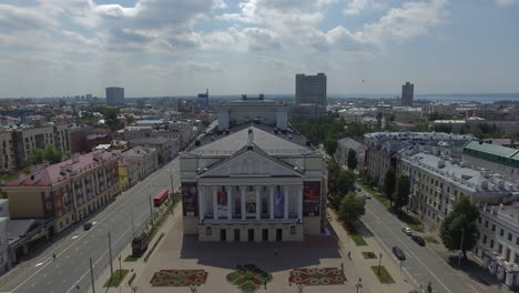 Vista-Aérea-De-Kazán-Con-El-Teatro-Estatal-De-ópera-Y-Ballet-Tártaro,-Rusia