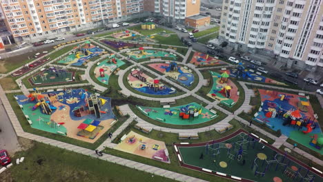 Una-Vista-Aérea-De-Una-Gran-Zona-De-Juegos-En-Un-Microdistrito-Residencial